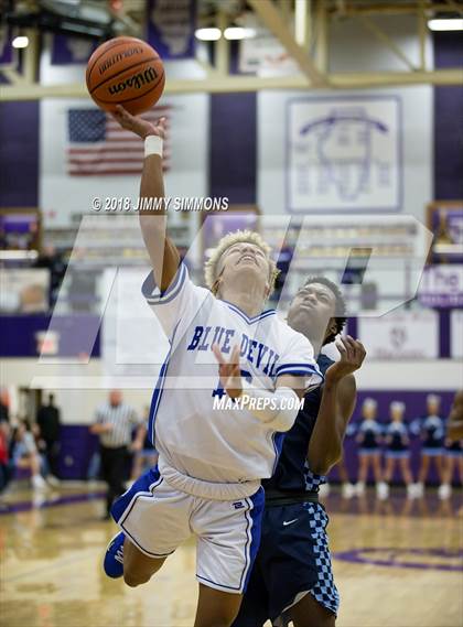 Thumbnail 1 in Quincy vs. Belleville East photogallery.