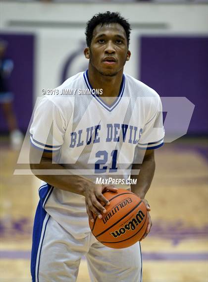 Thumbnail 2 in Quincy vs. Belleville East photogallery.