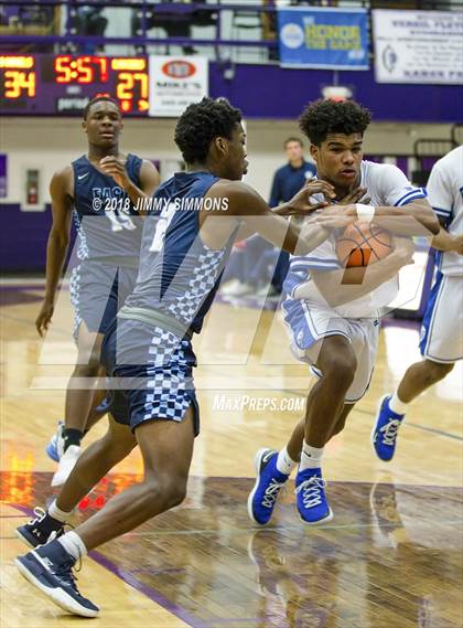 Thumbnail 2 in Quincy vs. Belleville East photogallery.