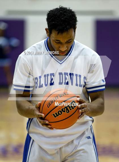 Thumbnail 1 in Quincy vs. Belleville East photogallery.