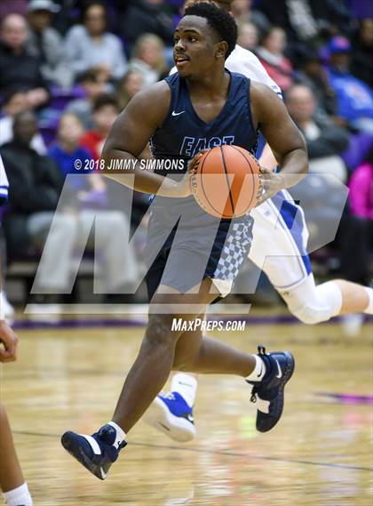 Thumbnail 3 in Quincy vs. Belleville East photogallery.