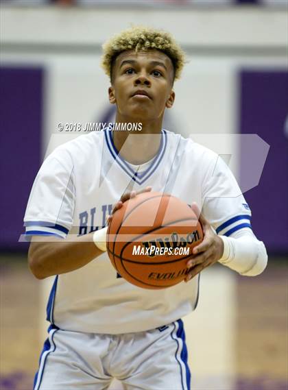 Thumbnail 2 in Quincy vs. Belleville East photogallery.