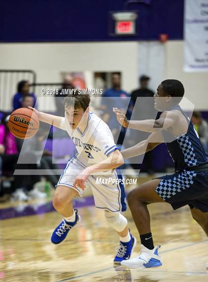 Thumbnail 2 in Quincy vs. Belleville East photogallery.