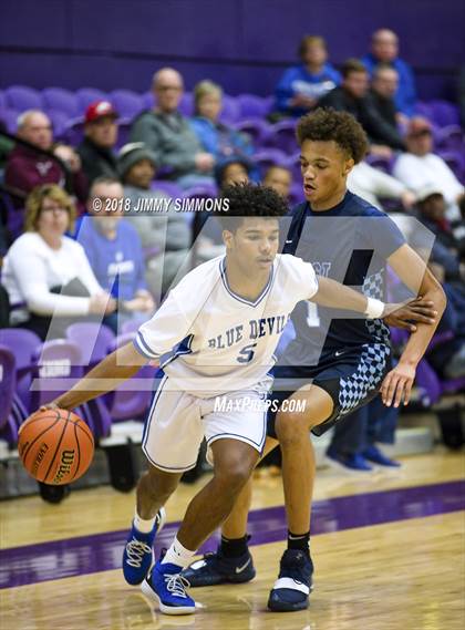 Thumbnail 2 in Quincy vs. Belleville East photogallery.