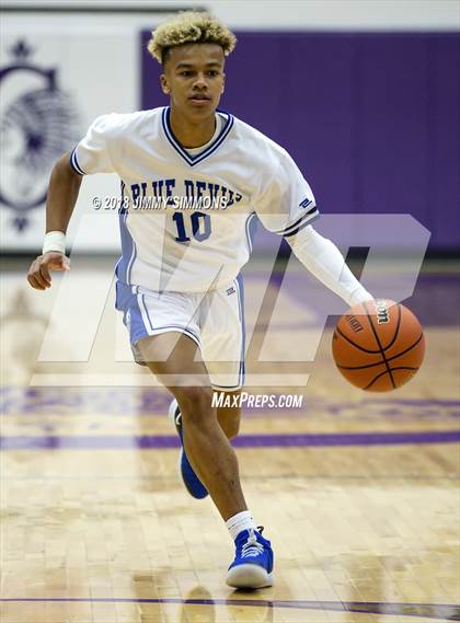 Thumbnail 3 in Quincy vs. Belleville East photogallery.
