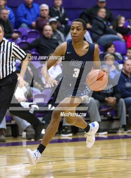 Thumbnail 2 in Quincy vs. Belleville East photogallery.