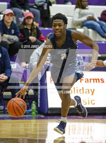 Thumbnail 1 in Quincy vs. Belleville East photogallery.