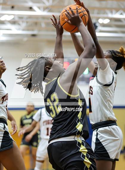 Thumbnail 2 in Gray's Creek vs. South View (2023 Cumberland County Schools Holiday Classic Tournament) photogallery.