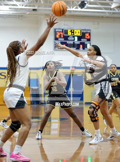 Thumbnail 2 in Gray's Creek vs. South View (2023 Cumberland County Schools Holiday Classic Tournament) photogallery.