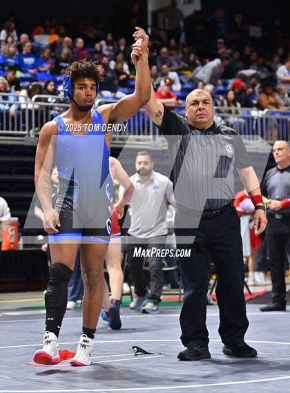 Thumbnail 3 in UIL Wrestling 5A-6A Finals (Round 1) photogallery.