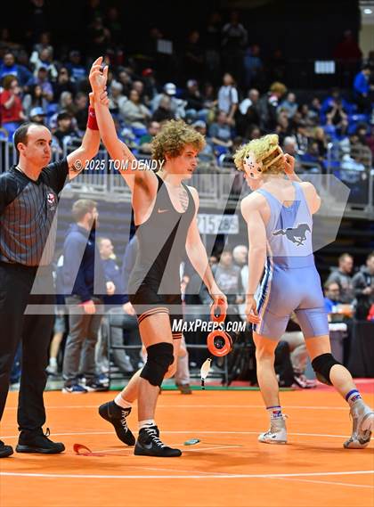 Thumbnail 3 in UIL Wrestling 5A-6A Finals (Round 1) photogallery.