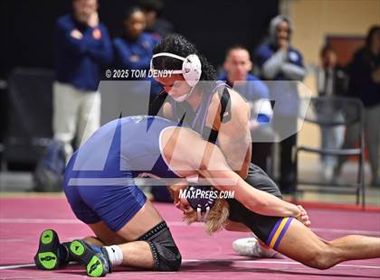 Thumbnail 2 in UIL Wrestling 5A-6A Finals (Round 1) photogallery.