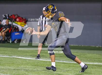 Thumbnail 2 in St. Xavier vs Moeller @ Nippert Stadium photogallery.