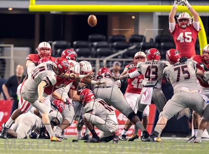 Thumbnail 2 in Cedar Hill vs. Katy (UIL 5A Division 2 Final) photogallery.