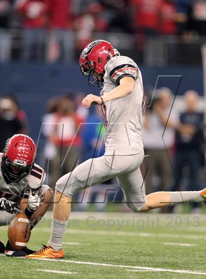 Thumbnail 1 in Cedar Hill vs. Katy (UIL 5A Division 2 Final) photogallery.