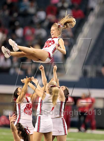 Thumbnail 1 in Cedar Hill vs. Katy (UIL 5A Division 2 Final) photogallery.