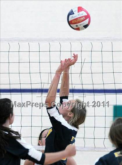 Thumbnail 2 in Sacred Heart vs. Edison (2010 Durango Fall Classic) photogallery.