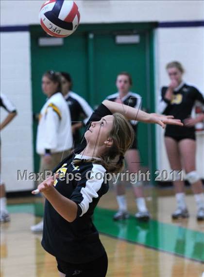 Thumbnail 1 in Sacred Heart vs. Edison (2010 Durango Fall Classic) photogallery.