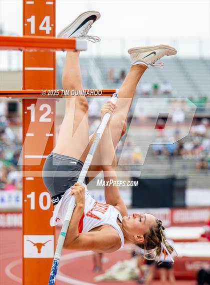 Thumbnail 3 in UIL 3A Girls Track & Field Finals photogallery.