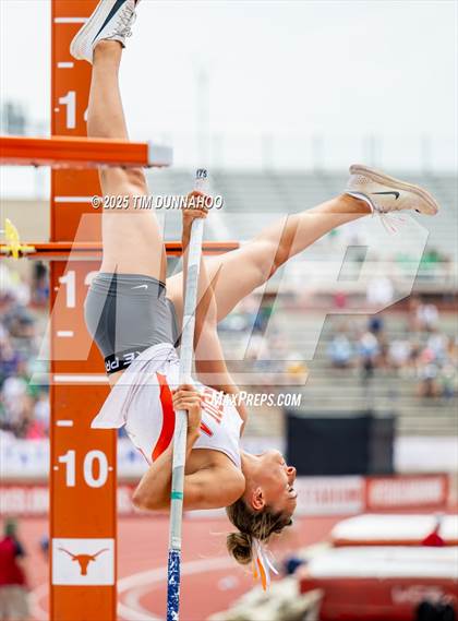 Thumbnail 3 in UIL 3A Girls Track & Field Finals photogallery.