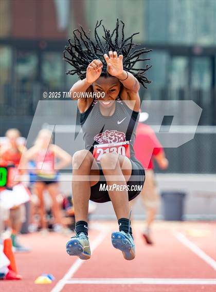 Thumbnail 3 in UIL 3A Girls Track & Field Finals photogallery.