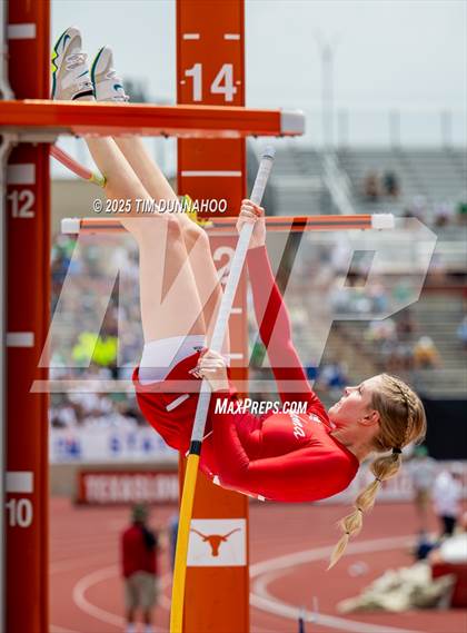 Thumbnail 2 in UIL 3A Girls Track & Field Finals photogallery.