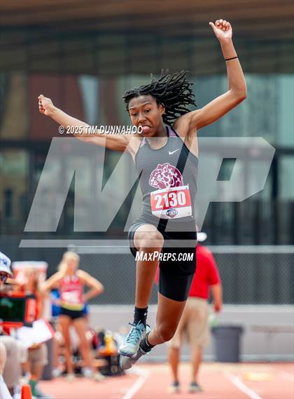 Thumbnail 2 in UIL 3A Girls Track & Field Finals photogallery.