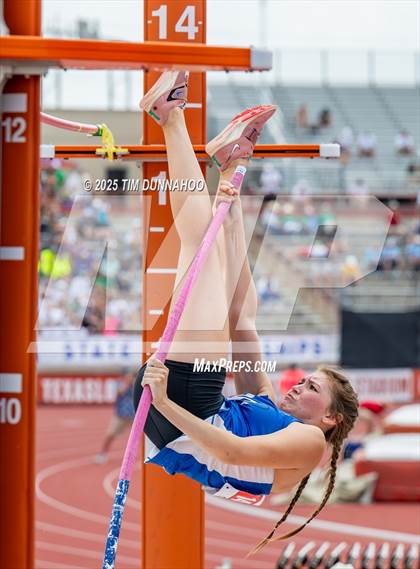 Thumbnail 3 in UIL 3A Girls Track & Field Finals photogallery.