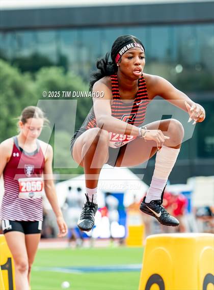 Thumbnail 2 in UIL 3A Girls Track & Field Finals photogallery.