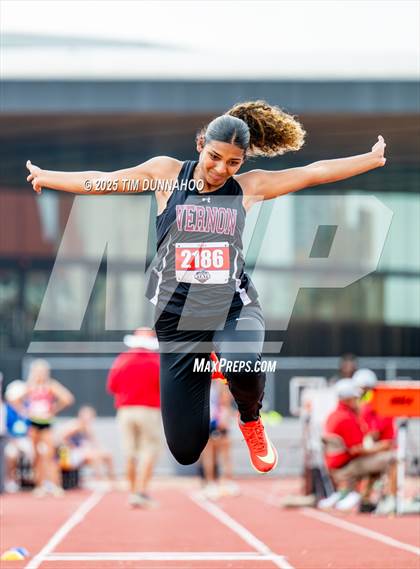 Thumbnail 3 in UIL 3A Girls Track & Field Finals photogallery.