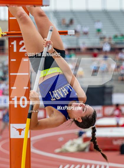 Thumbnail 2 in UIL 3A Girls Track & Field Finals photogallery.