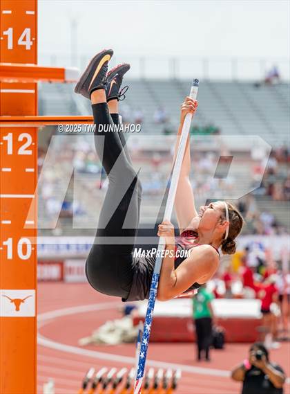 Thumbnail 2 in UIL 3A Girls Track & Field Finals photogallery.