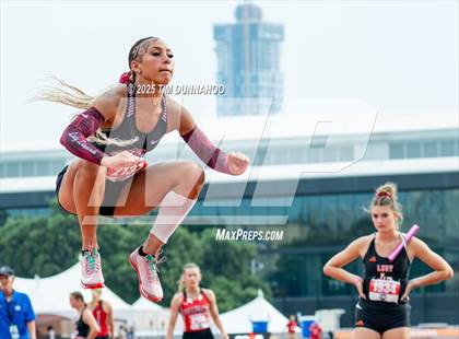 Thumbnail 2 in UIL 3A Girls Track & Field Finals photogallery.