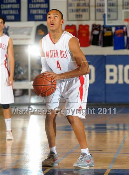 Thumbnail 1 in Mater Dei vs. Dorsey (MaxPreps Holiday Classic) photogallery.