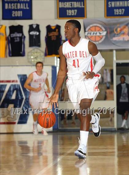 Thumbnail 1 in Mater Dei vs. Dorsey (MaxPreps Holiday Classic) photogallery.
