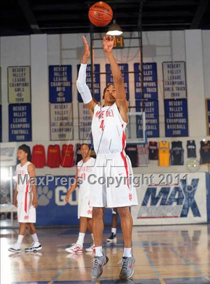 Thumbnail 2 in Mater Dei vs. Dorsey (MaxPreps Holiday Classic) photogallery.