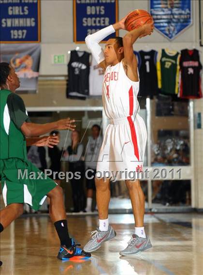 Thumbnail 2 in Mater Dei vs. Dorsey (MaxPreps Holiday Classic) photogallery.
