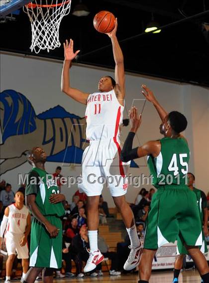 Thumbnail 3 in Mater Dei vs. Dorsey (MaxPreps Holiday Classic) photogallery.