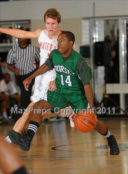 Thumbnail 3 in Mater Dei vs. Dorsey (MaxPreps Holiday Classic) photogallery.