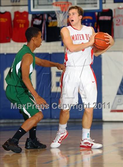 Thumbnail 2 in Mater Dei vs. Dorsey (MaxPreps Holiday Classic) photogallery.