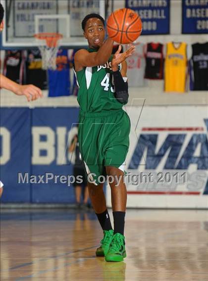 Thumbnail 2 in Mater Dei vs. Dorsey (MaxPreps Holiday Classic) photogallery.