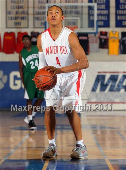 Thumbnail 3 in Mater Dei vs. Dorsey (MaxPreps Holiday Classic) photogallery.