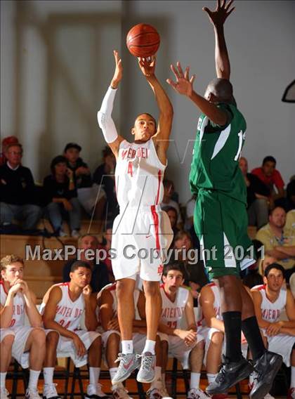Thumbnail 2 in Mater Dei vs. Dorsey (MaxPreps Holiday Classic) photogallery.