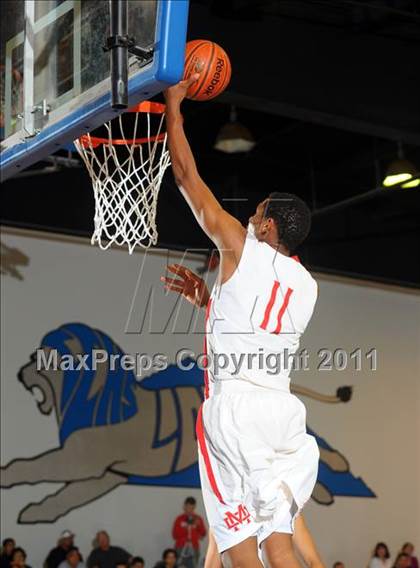 Thumbnail 1 in Mater Dei vs. Dorsey (MaxPreps Holiday Classic) photogallery.