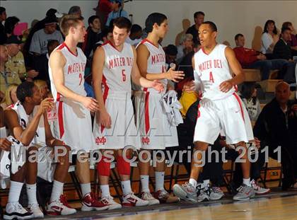 Thumbnail 3 in Mater Dei vs. Dorsey (MaxPreps Holiday Classic) photogallery.
