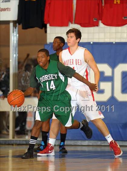 Thumbnail 3 in Mater Dei vs. Dorsey (MaxPreps Holiday Classic) photogallery.