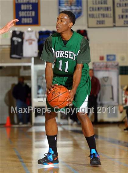 Thumbnail 3 in Mater Dei vs. Dorsey (MaxPreps Holiday Classic) photogallery.