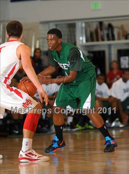 Thumbnail 3 in Mater Dei vs. Dorsey (MaxPreps Holiday Classic) photogallery.