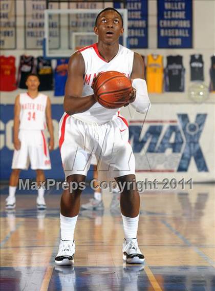 Thumbnail 2 in Mater Dei vs. Dorsey (MaxPreps Holiday Classic) photogallery.