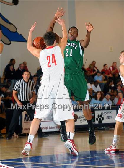 Thumbnail 1 in Mater Dei vs. Dorsey (MaxPreps Holiday Classic) photogallery.